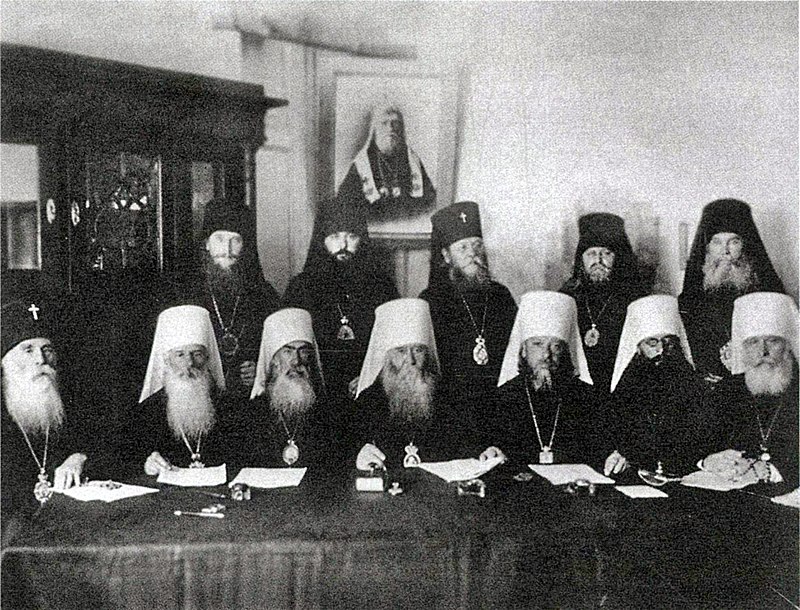 Zasedanie-Vremennogo-patriarschego-Svyaschennogo-sinoda.-1932-god.-Mitropolit-Anatolii-Grisyuk-sidit-vtoroi-sprava.jpg
