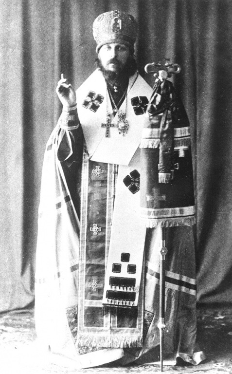 Episkop-Viktor-Ostrovidov-blagoslovlyaet-na-prazdnichnom-bogoslughenii.jpg