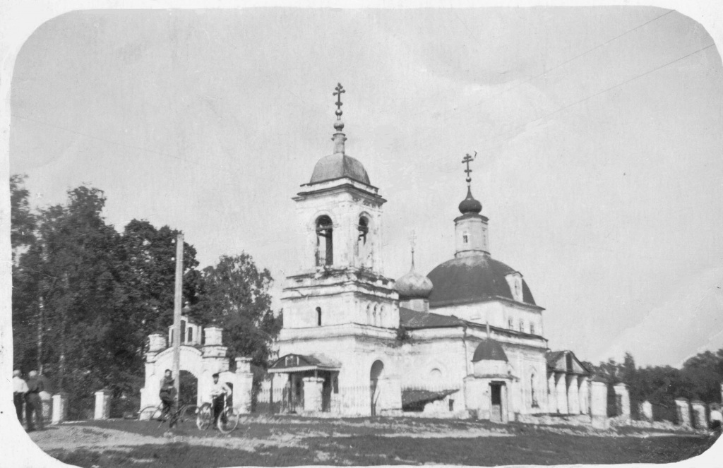 Troizkii-hram-v-sele-Ryazanzy-Schelkovskogo-raiona-Moskovskoi-oblasti-1930-e-gody.jpg