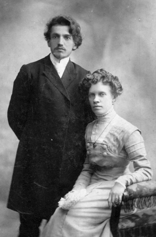 Nikolai-Vladimirovich-Ryurikov-s-suprugoi-Olgoi-Georgievnoi.-Foto-do-1910-goda.jpg
